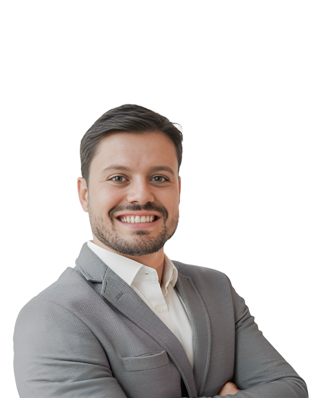 Gustavo Pellissari, de terno cinza e braços cruzados